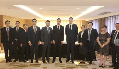 匈牙利外交与对外经济部部长会见曹克坚董事